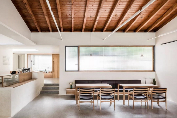 莫干山大樂之野庾村民宿，“大樂之野”的名字取自《山海經(jīng)》中因眾神之戰(zhàn)而被天帝封印的美好極樂之地。白色是整個空間的主色調，搭配少許的灰色和金色，克制而不失明朗