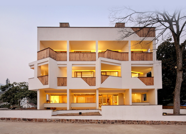 云見民宿室內選取的卵石、土布，現(xiàn)場設計、制作的家具陳設使用當?shù)夭鸪睦夏靖闹疲惯@些平面上看起來近似的客房在實際體驗中別具一格