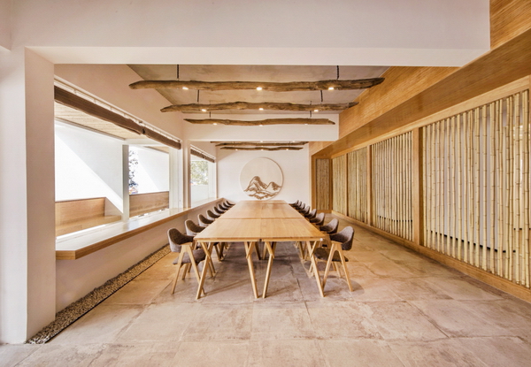 云見民宿室內選取的卵石、土布，現(xiàn)場設計、制作的家具陳設使用當?shù)夭鸪睦夏靖闹?，使這些平面上看起來近似的客房在實際體驗中別具一格