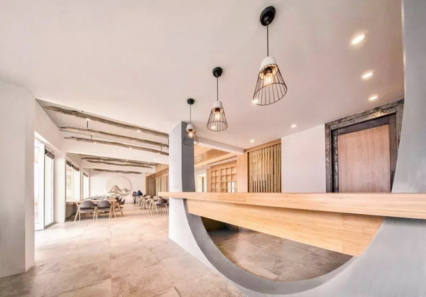 云見民宿室內選取的卵石、土布，現(xiàn)場設計、制作的家具陳設使用當?shù)夭鸪睦夏靖闹?，使這些平面上看起來近似的客房在實際體驗中別具一格