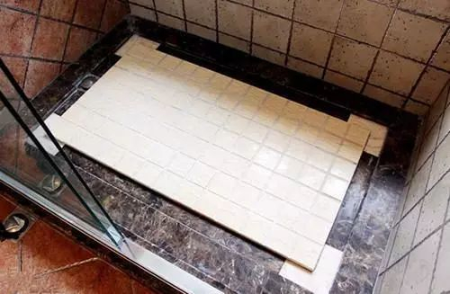 因為它淋浴房防滑又不積水