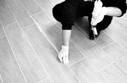 選擇做瓷磚美縫，應(yīng)該去哪里找人施工呢？